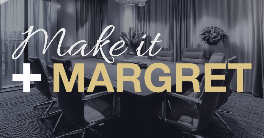 En stilren konferensmiljö med en stor bordsskiva omgiven av kontorsstolar, med texten "Make it Margret" i elegant och tydlig typografi över bilden
